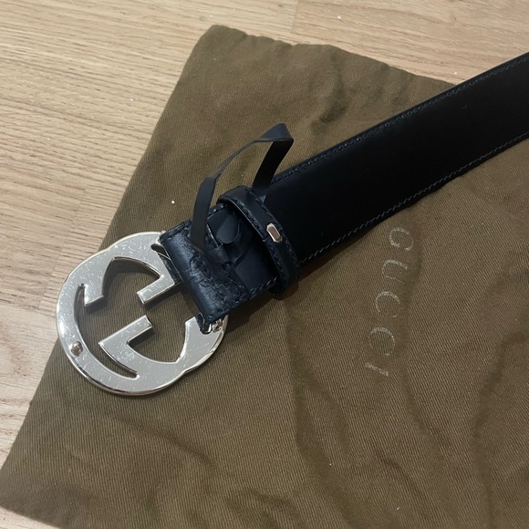 Gucci Signature Black Leather Belt with Gold GG Buckle - Picture 3 of 9